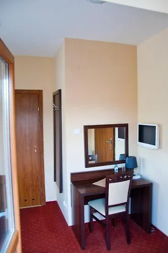 לינה וארוחת בוקר Debina 3*